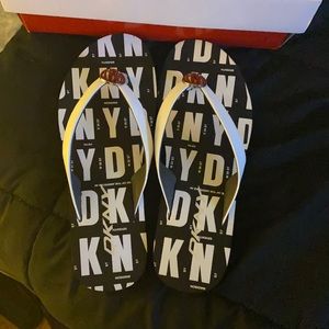 Women’s DKNY flip flops never worn comes on box
